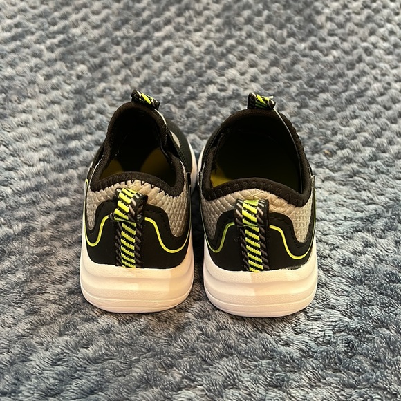 Easy slip on light weight sneaker for boys! Perfect for summer! - Picture 4 of 7